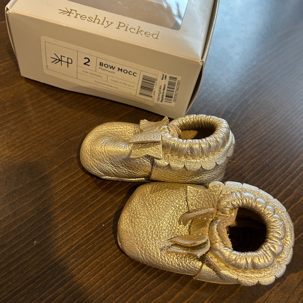 Freshly Picked Platinum Bow Moccasins Baby Shoes Size 2 Genuine Leather